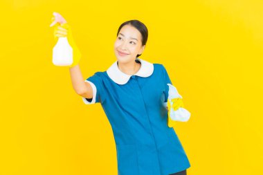 Güzel bir Asyalı kadın portresi ve sarı arka planda hareketli bir gülümseme.