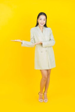 Portre güzel Asyalı kadın gülümsüyor. Renkli arka planda hareket var.