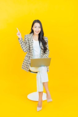 Asyalı güzel bir kadının portresi bilgisayarla izole edilmiş arka planda gülümsüyor.