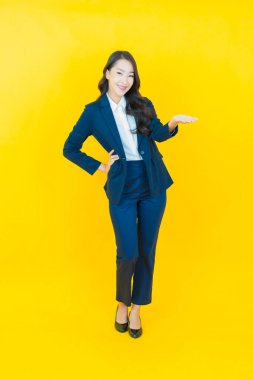 Portre güzel Asyalı kadın gülümsüyor. Renkli arka planda hareket var.