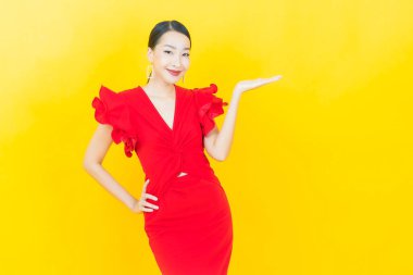 Portre güzel Asyalı kadın gülümsüyor. Renkli arka planda hareket var.