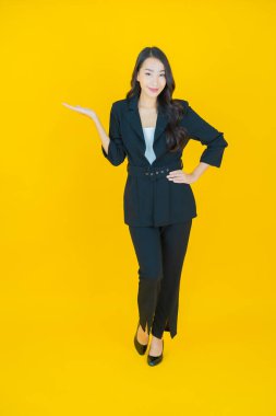 Portre güzel Asyalı kadın gülümsüyor. Renkli arka planda hareket var.