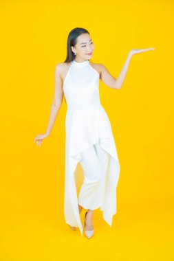 Portre güzel Asyalı kadın gülümsüyor. Renkli arka planda hareket var.