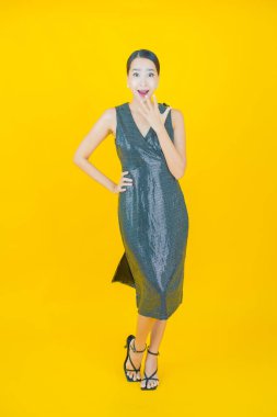 Portre güzel Asyalı kadın gülümsüyor. Renkli arka planda hareket var.