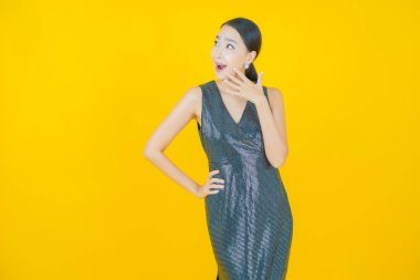 Portre güzel Asyalı kadın gülümsüyor. Renkli arka planda hareket var.