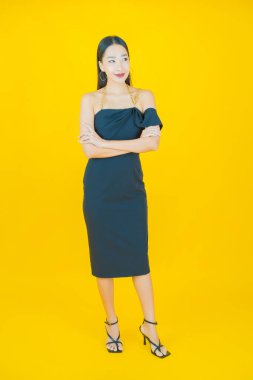 Portre güzel Asyalı kadın gülümsüyor. Renkli arka planda hareket var.