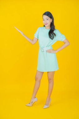 Portre güzel Asyalı kadın gülümsüyor. Renkli arka planda hareket var.