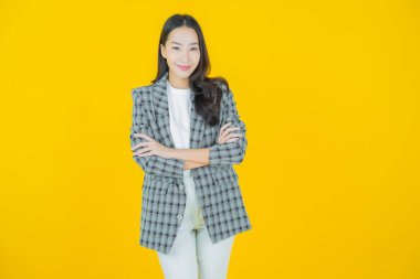 Portre güzel Asyalı kadın gülümsüyor. Renkli arka planda hareket var.