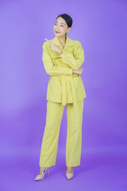 Portre güzel Asyalı kadın gülümsüyor. Renkli arka planda hareket var.