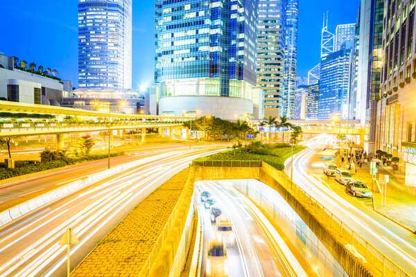 светофоры в ночное время и бизнес-центры
