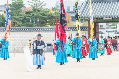 changing of guard demonstration at Gyeongbokgung Palace