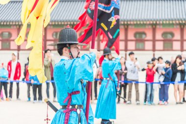 changing of guard demonstration at Gyeongbokgung Palace