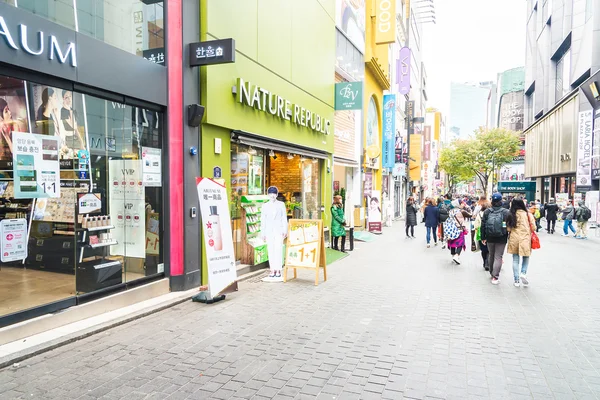 Pessoas comprando no mercado Myeongdong — Fotografia de Stock