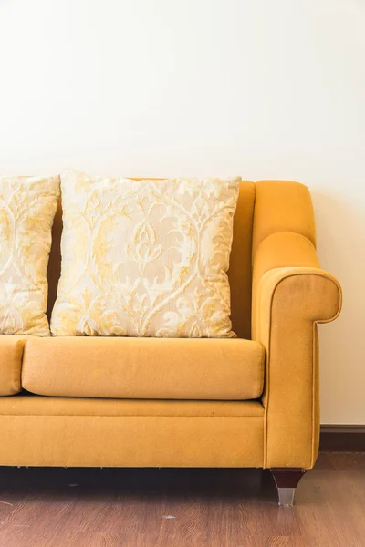 Almohadas en el sofá en el interior del salón — Foto de Stock