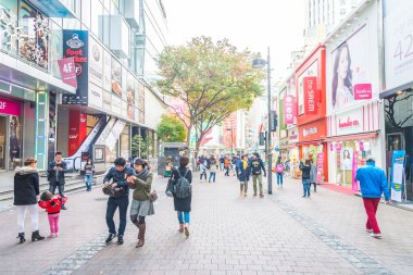 İnsanlar Myeongdong marke alışveriş