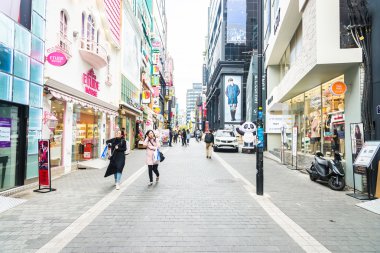 İnsanlar Myeongdong marke alışveriş