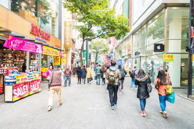 İnsanlar Myeongdong marke alışveriş