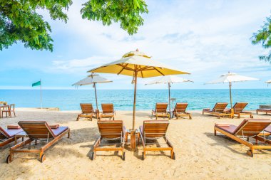 şemsiye ve plaj sandalyeleri