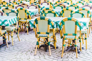 Masalı ve sandalyeli restoran.