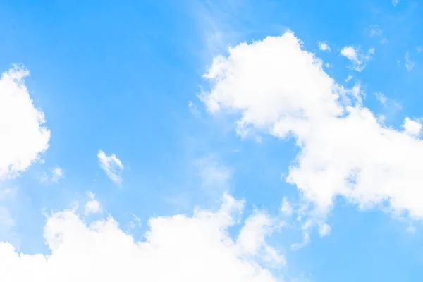 Weiße Wolken am blauen Himmel — Stockfoto