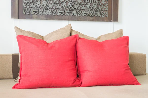 Almohadas en el sofá en la sala de estar — Foto de Stock