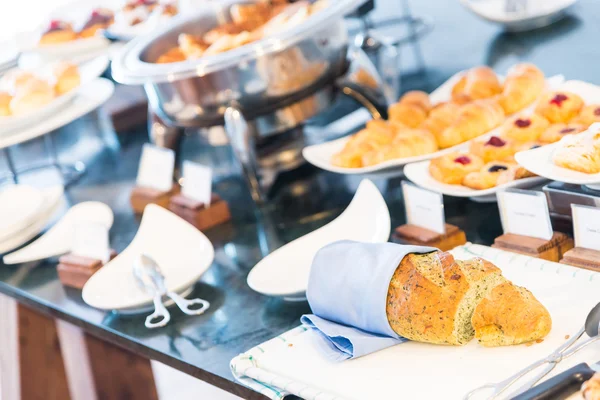 Catering-Buffet im Hotelrestaurant — Stockfoto