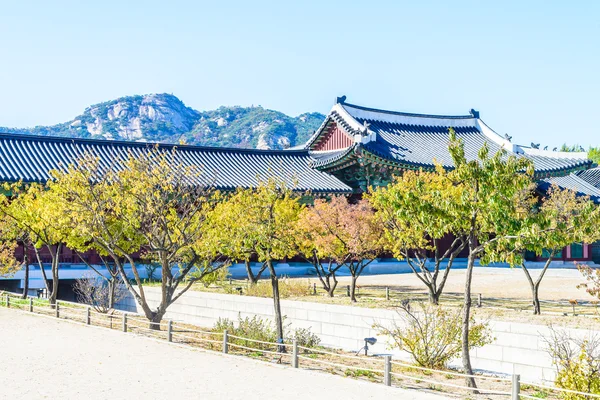 Hermosa arquitectura en el palacio gyeongbokgung — Foto de Stock