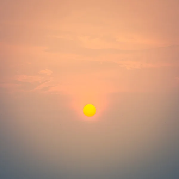 Prachtige zonsondergang aan de hemel — Stockfoto