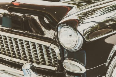 Klasik arabanın far lambası.