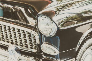 Klasik arabanın far lambası.