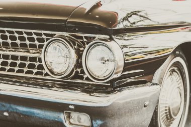 Klasik arabanın far lambası.