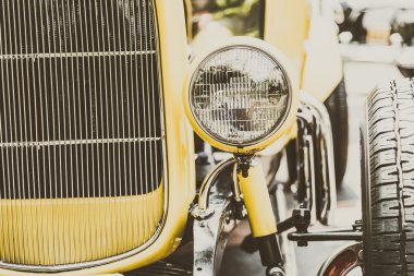 Klasik arabanın far lambası.