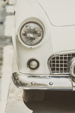 Klasik arabanın far lambası.