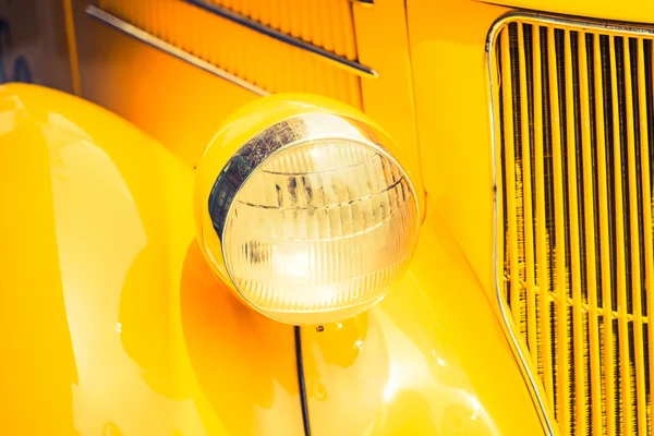 Фары из старинного классического автомобиля — стоковое фото