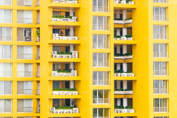 Janelas amarelas no prédio do apartamento — Fotografia de Stock