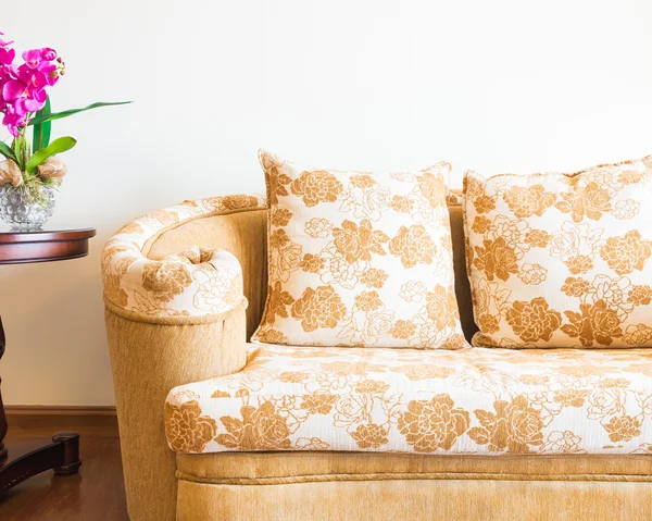 Travesseiros no sofá com vaso — Fotografia de Stock