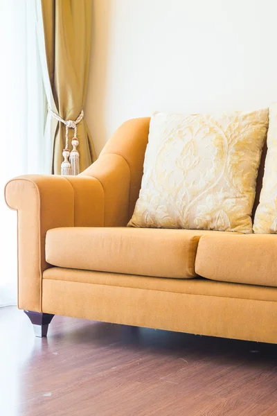 Travesseiros no sofá na sala de estar interior — Fotografia de Stock
