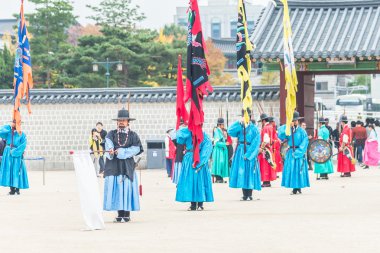 changing of guard demonstration at Gyeongbokgung Palace