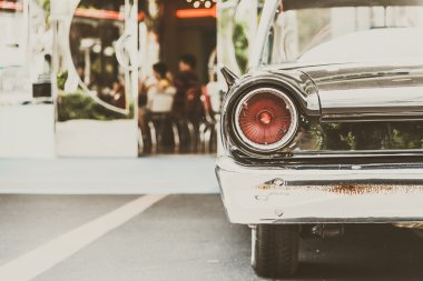 Klasik arabanın far lambası.