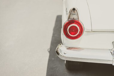 Klasik arabanın far lambası.