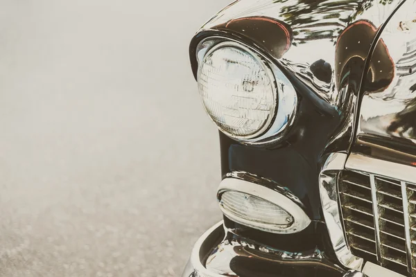 ヴィンテージクラシックカーのヘッドライトランプ — ストック写真