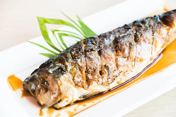 Ryby z rusztu Saba ze słodkim sosem — Zdjęcie stockowe