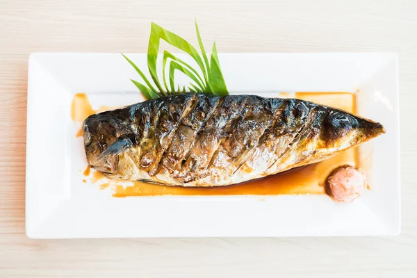 Ryby z rusztu Saba ze słodkim sosem — Zdjęcie stockowe
