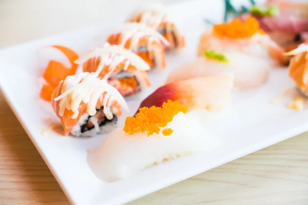 Smaczne i świeże sushi — Zdjęcie stockowe