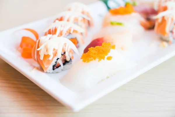 Smaczne i świeże sushi — Zdjęcie stockowe