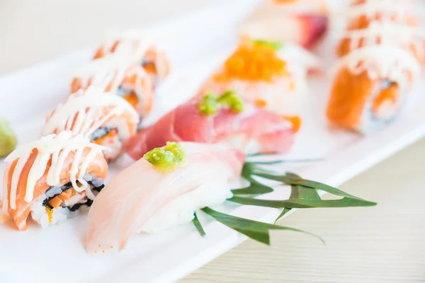 God och färsk sushi — Stockfoto