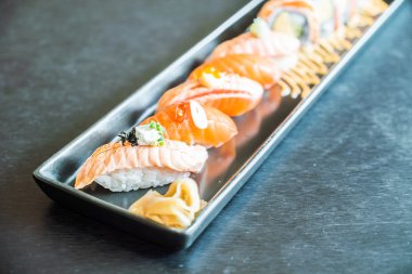 Somon suşi roll