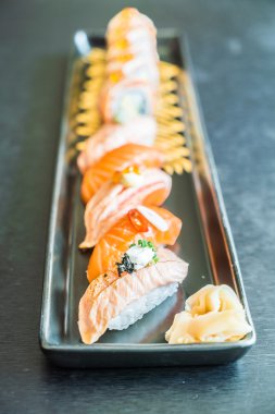 Somon suşi roll
