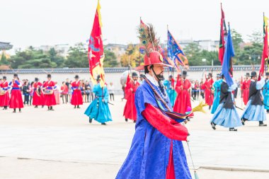 changing of guard demonstration at Gyeongbokgung Palace