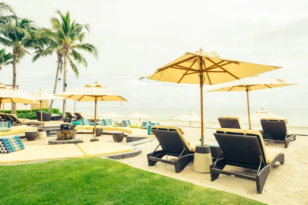 Şemsiyeleri ve sandalyeler otel — Stok fotoğraf
